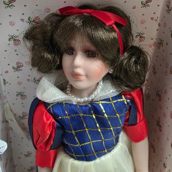 Vintage 10" Porcelain Snow White Style Doll 2 Extra Outfits & Music Box Trunk‎ - Picture 14 of 16